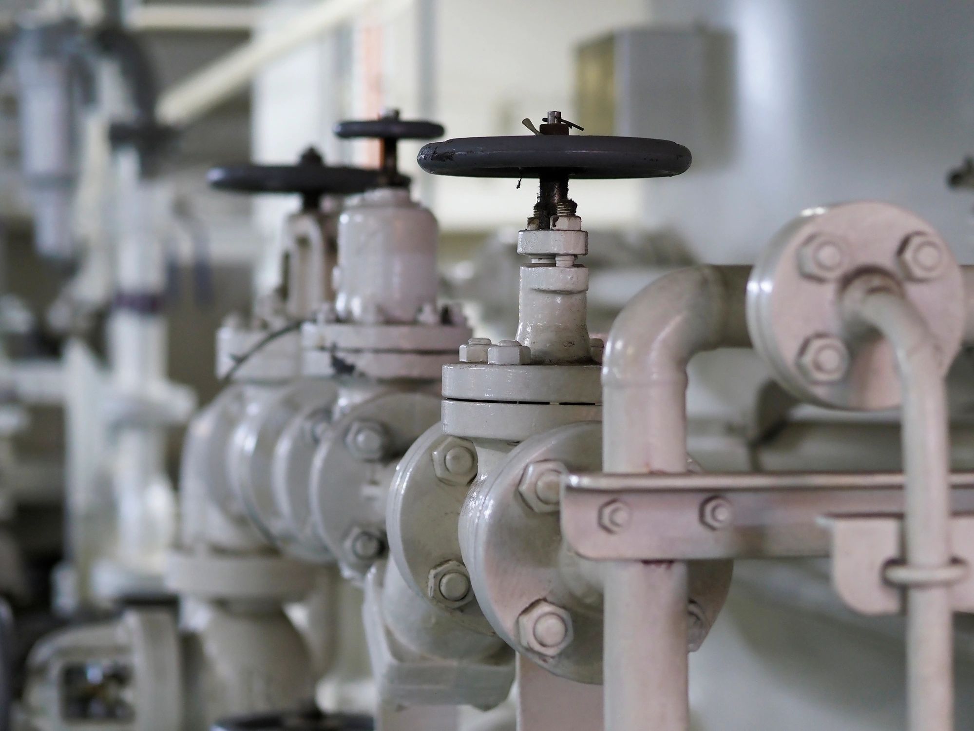 Ship machinery and hydraulic systems in an engine room
