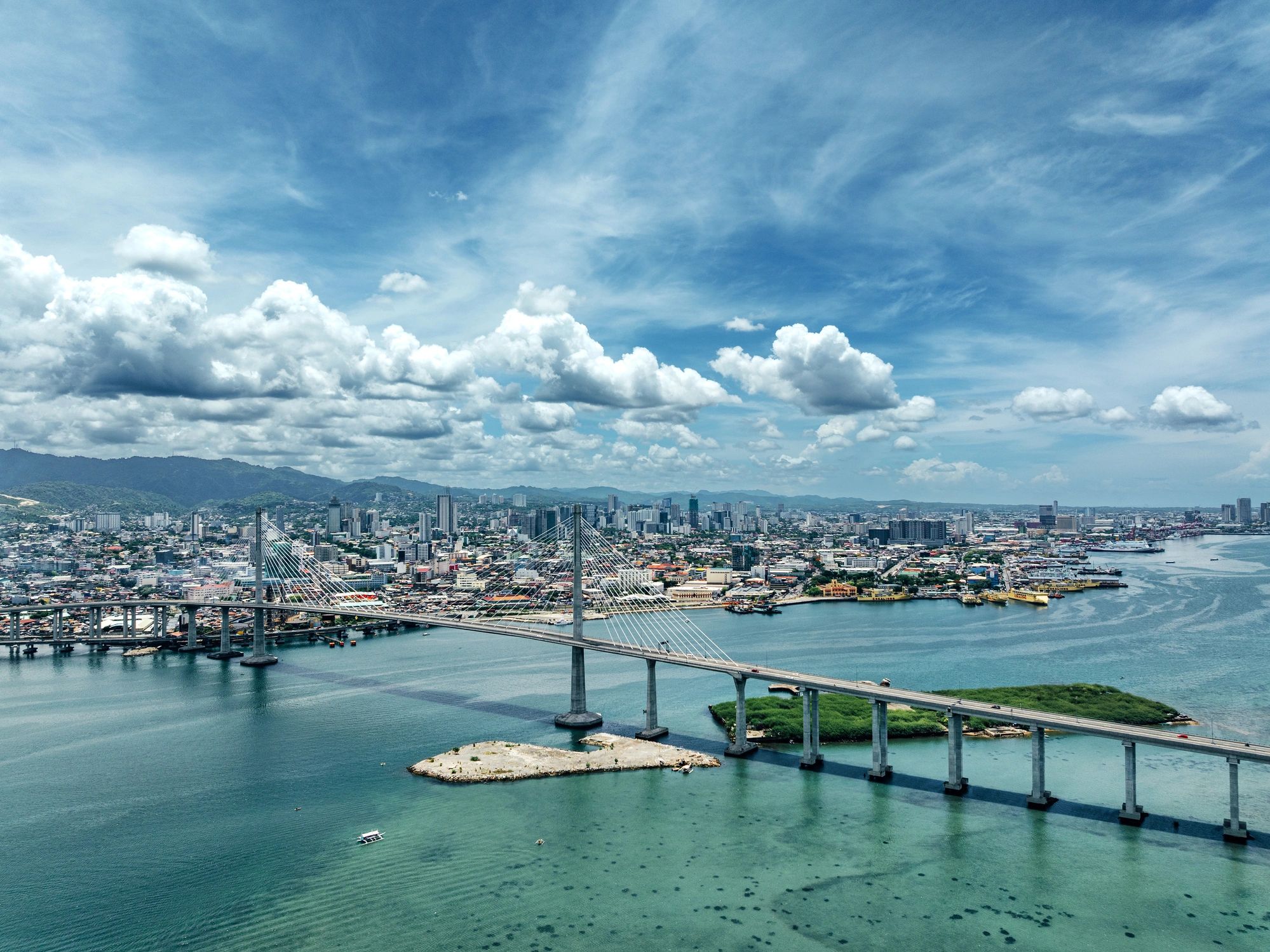Puerto marítimo con muelle, puente y embarcaciones