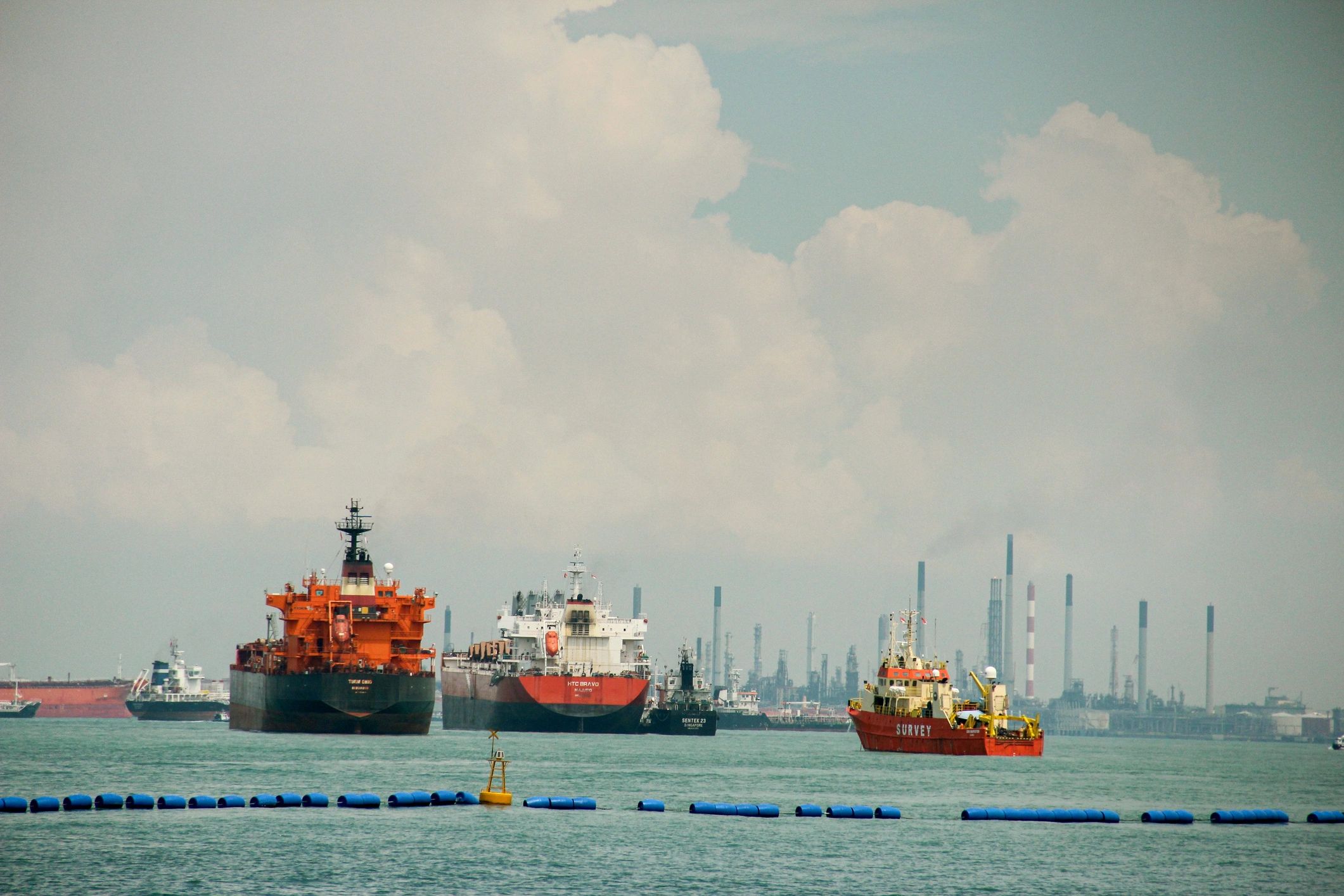 Grandes buques de carga y petroleros cerca de un puerto industrial